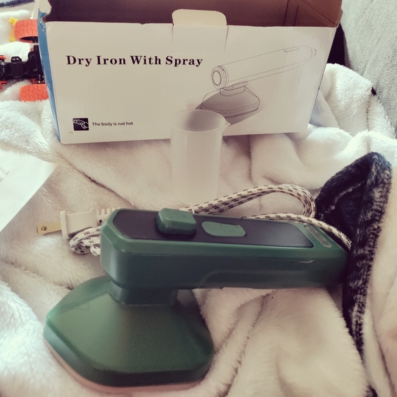 Mini Dry Iron with Spray - Picture 2 of 4
